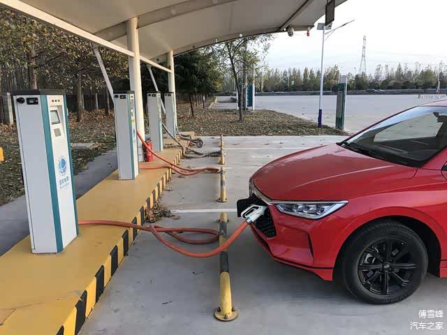 ▲在正定服务区，继续享受孤独