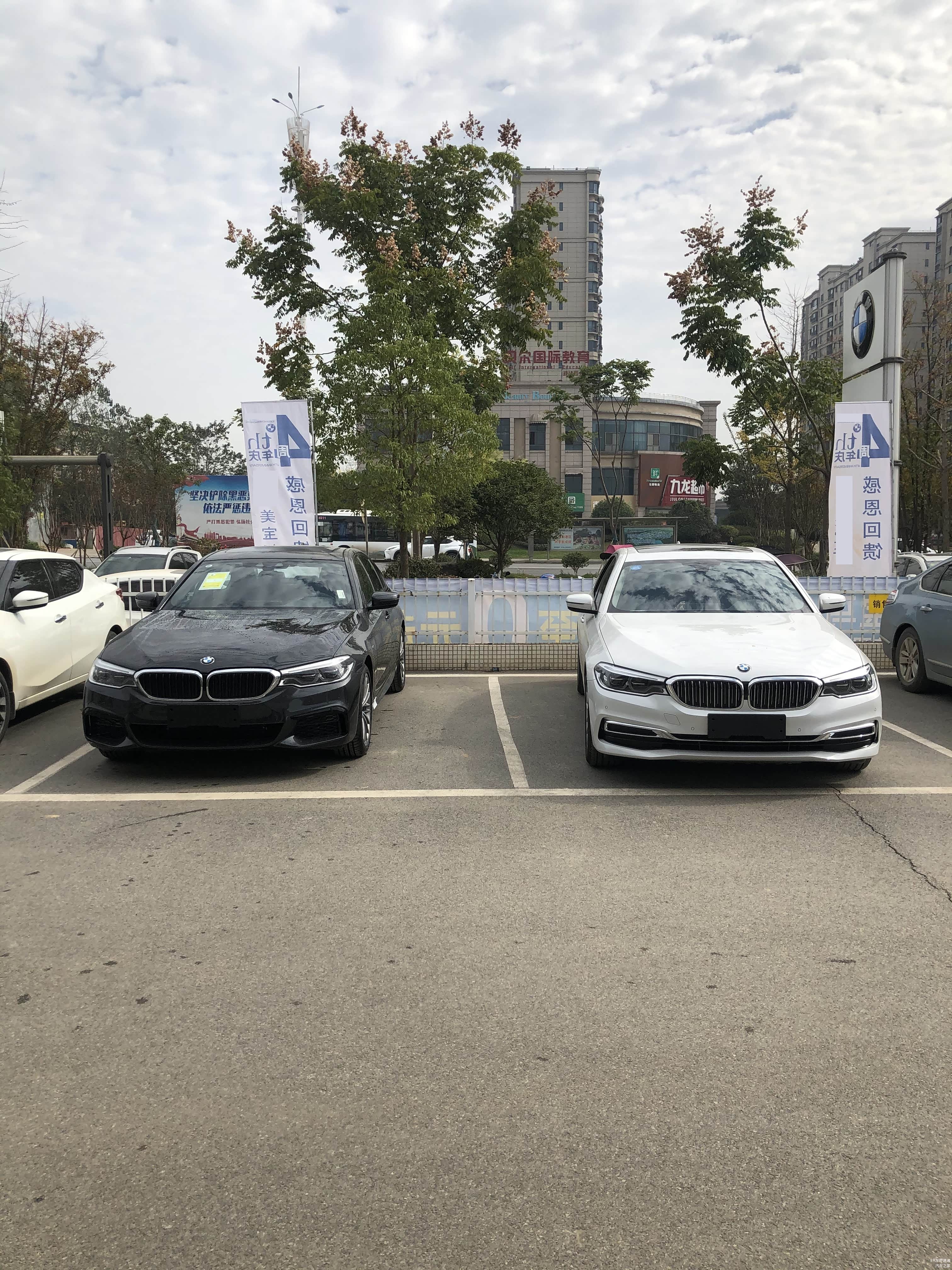 跟长轴豪华停在一起的确是不同风味。