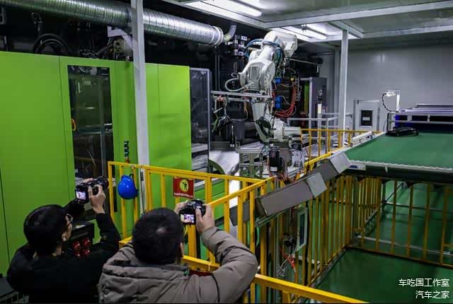 曼德光电生产线几乎是国内汽车灯具生产最严苛的生产线