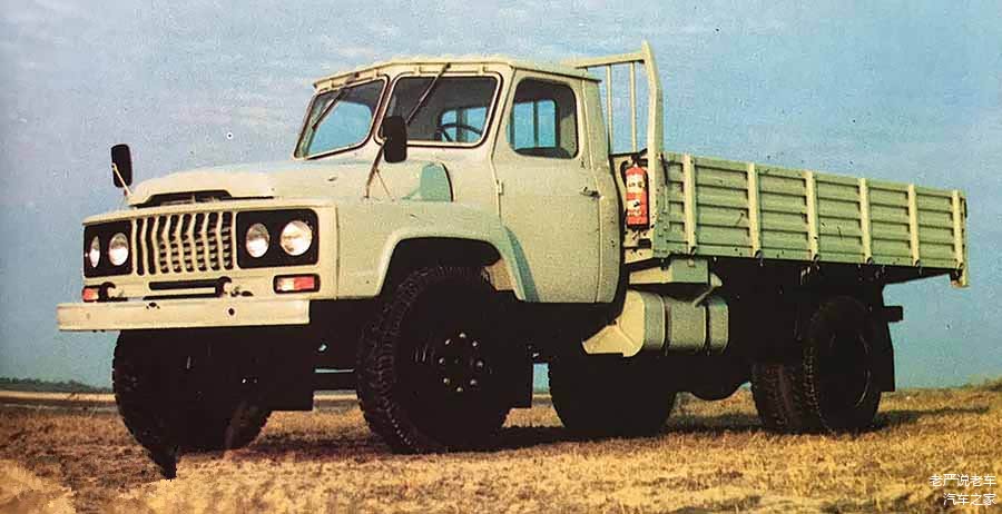 第一代东风EQ140
没错，这就是老一代人口中的双玻璃东风