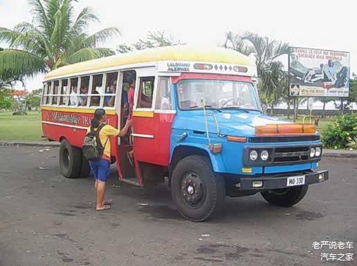 某第三世界国家改装的解放141客车
这车改装的，毫无违和感