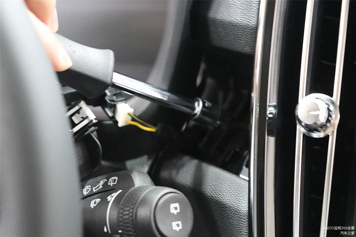 方向盘与中控之间有个小卡槽需要先拆下来