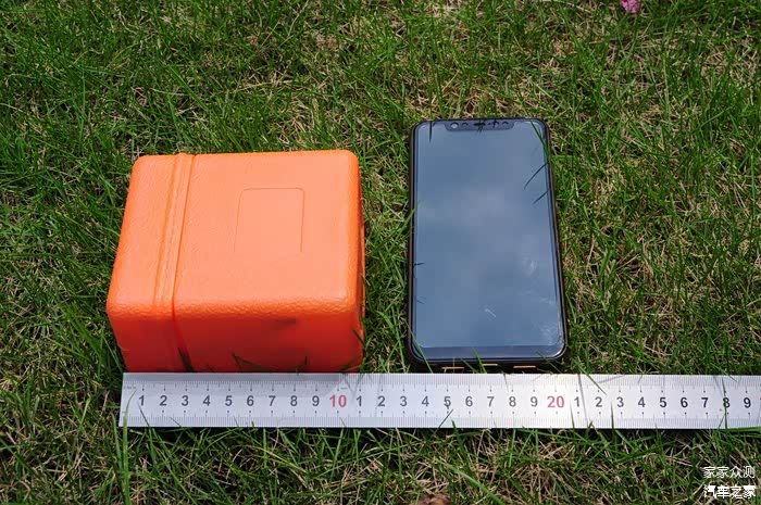 收纳盒整体很小，量量尺寸，高11cm……以我的手机（小米8）对比，尺寸并不大。