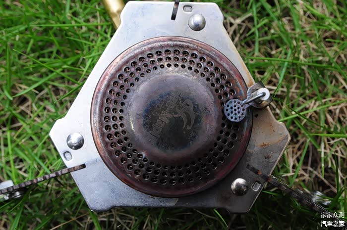 外火盖虽然发黑，但中间的“火枫Fire-Maple”的LOGO依然清晰可见。