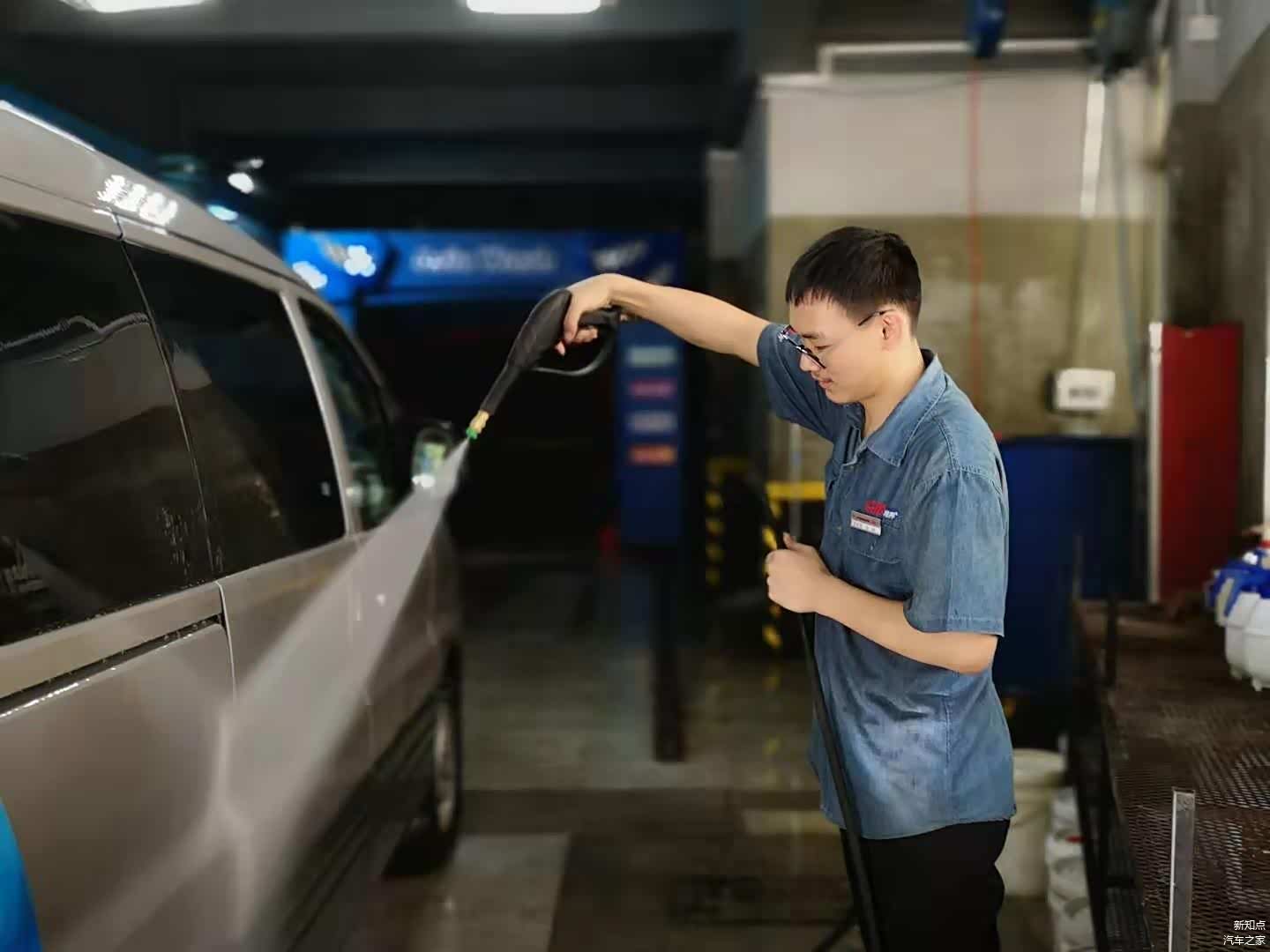 百援精养连锁师傅洗车施工中