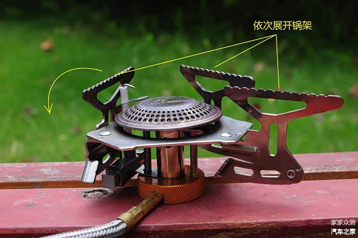 这款炉头展开操作很简单，将锅架向外旋转即可展开，依次同样方法可依次展开三个锅架。