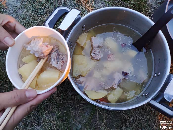 用炉具炖了一锅土豆排骨，做饭时，成功的吸引一大波参观者……