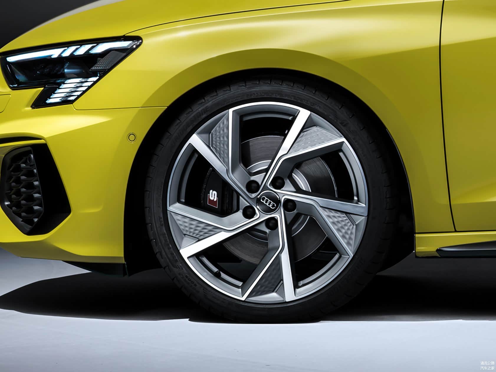 新奧迪S3依然沿用上一代的310mm刹车盘+单活塞浮动卡钳的设计