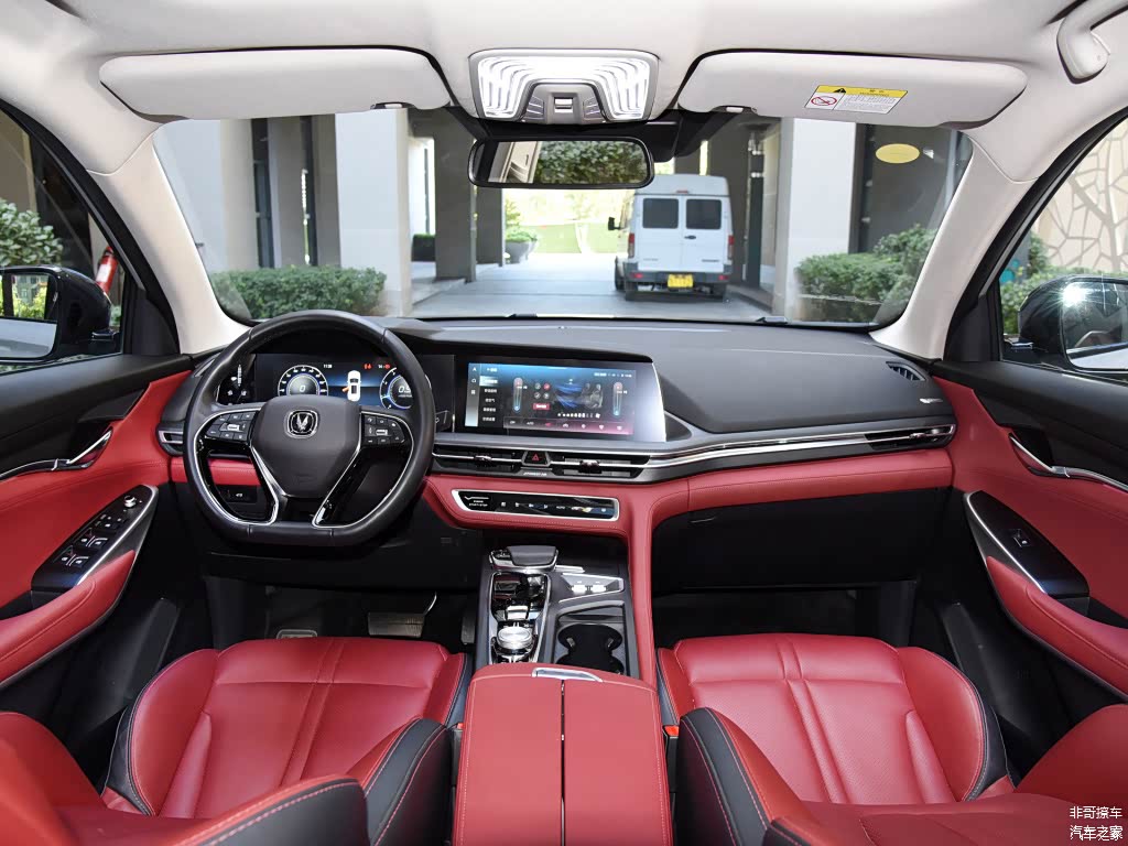 科技时尚感是自主产品的优势所在，但个人认为这种双色内饰配色太艳太俗了一些