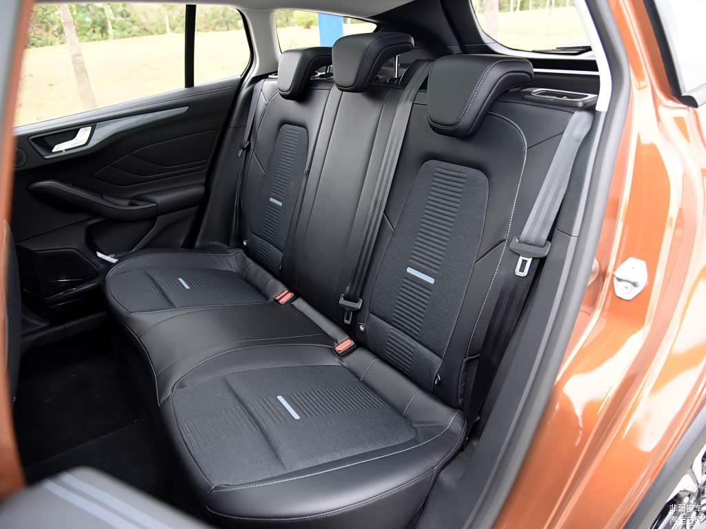 后座空间充裕，但舒适性明显比较一般，缺了中央扶手更是让后座乘客长途出游会比较不爽
