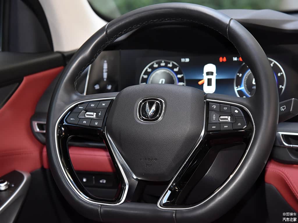 还有CS75 PLUS这个方向盘似乎也太突兀了一些，不够精致细腻