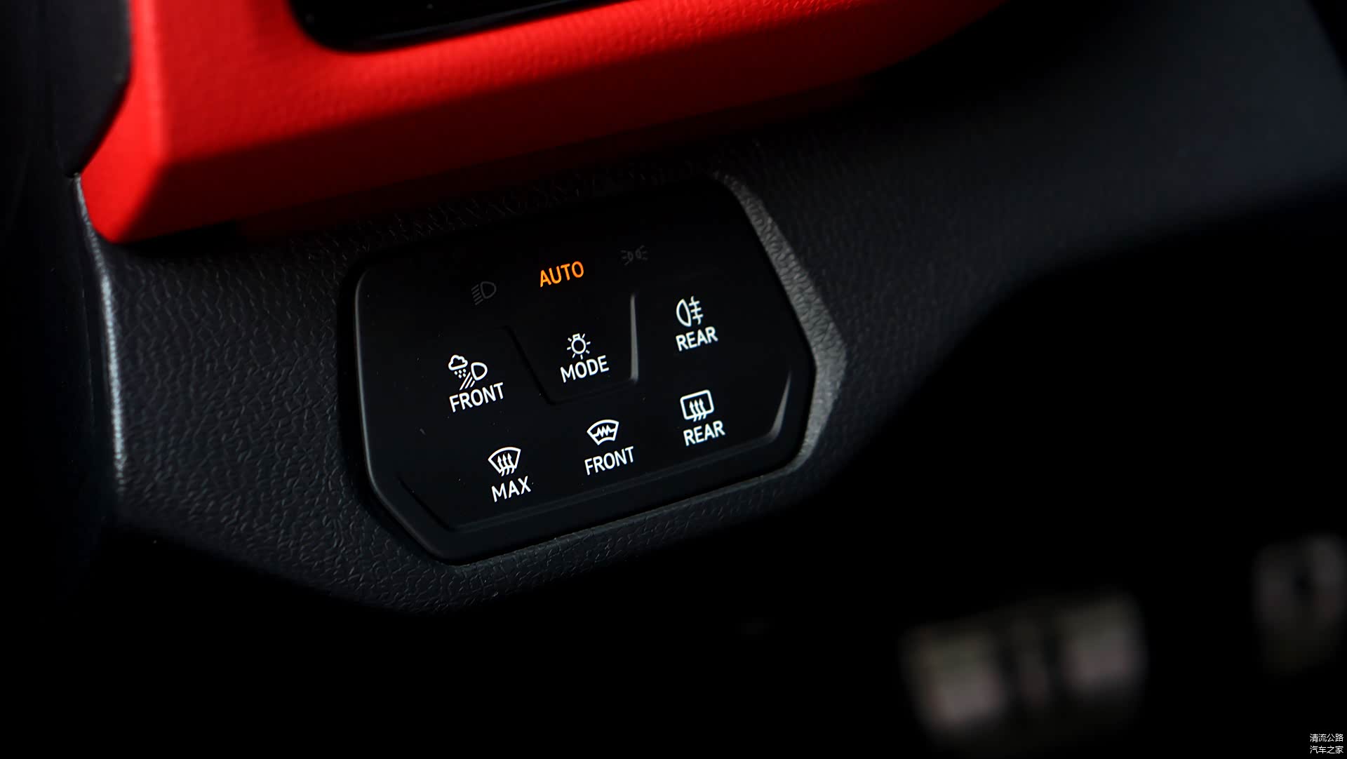 灯光调节触控键，跟高尔夫8一样，也是触控的