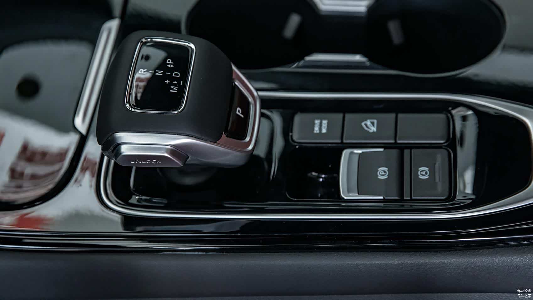 挡杆区域以大面积黑色钢琴烤漆面板为底