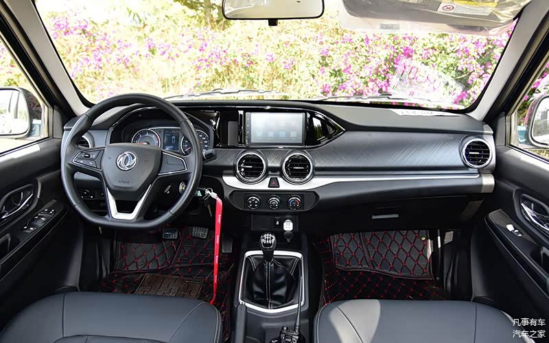 新锐骐高配车型内饰