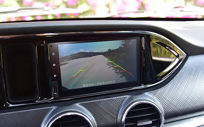 新锐骐高配车型带有倒车影像功能