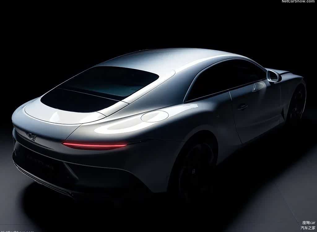 流畅的车顶线条和高肩线是经受了时间考验的“让它看着就很快”的设计妙招。