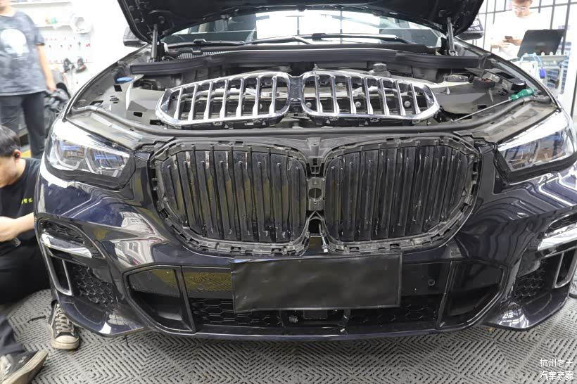 拆掉前杠可以看到是有ACC预留位置