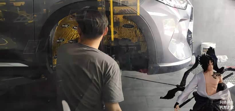 再把贴好止震板和隔音棉的轮套装上去，装回轮毂