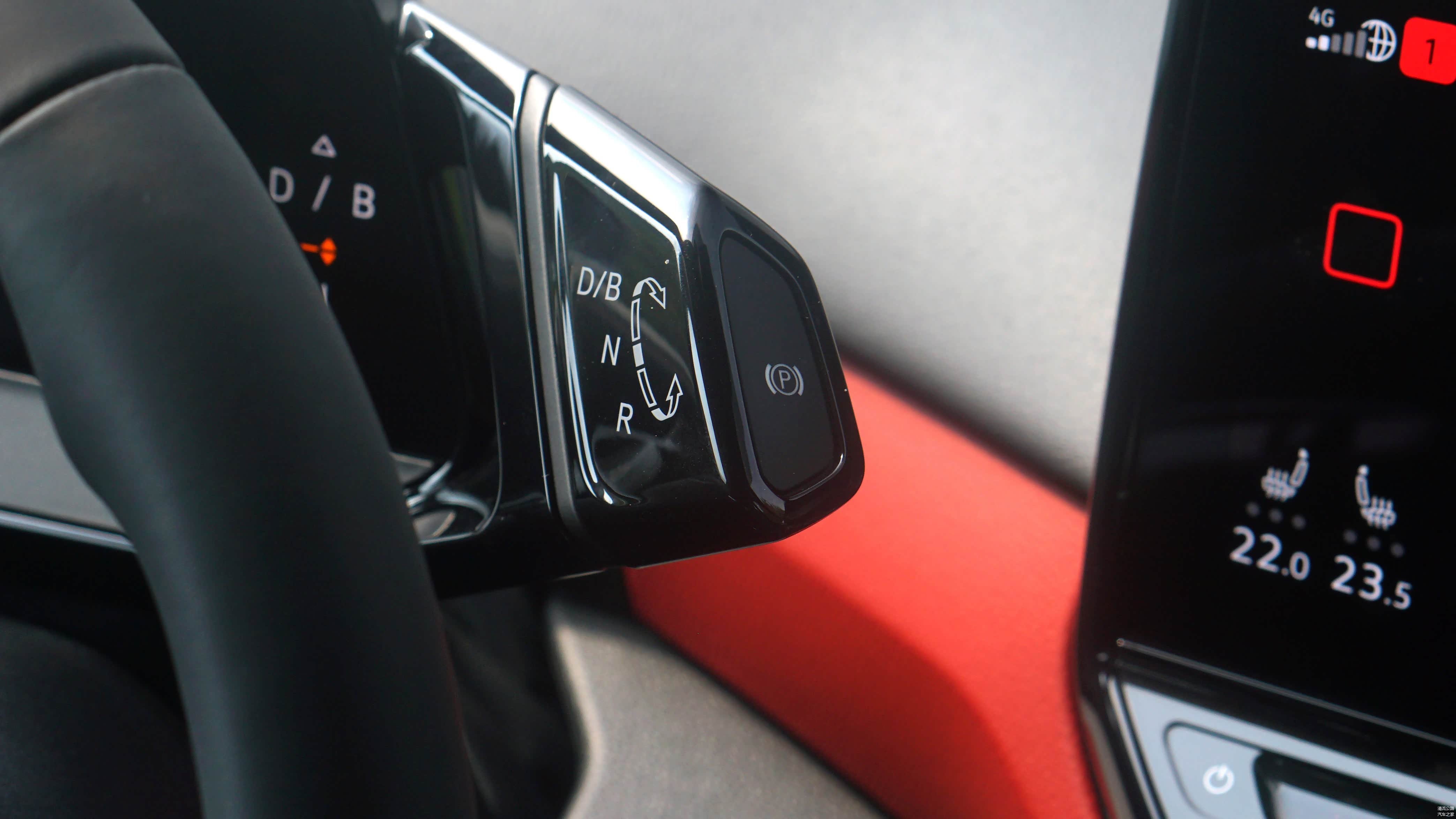 挡杆设置在仪表盘的右侧，旋转就能挂入需要的挡位