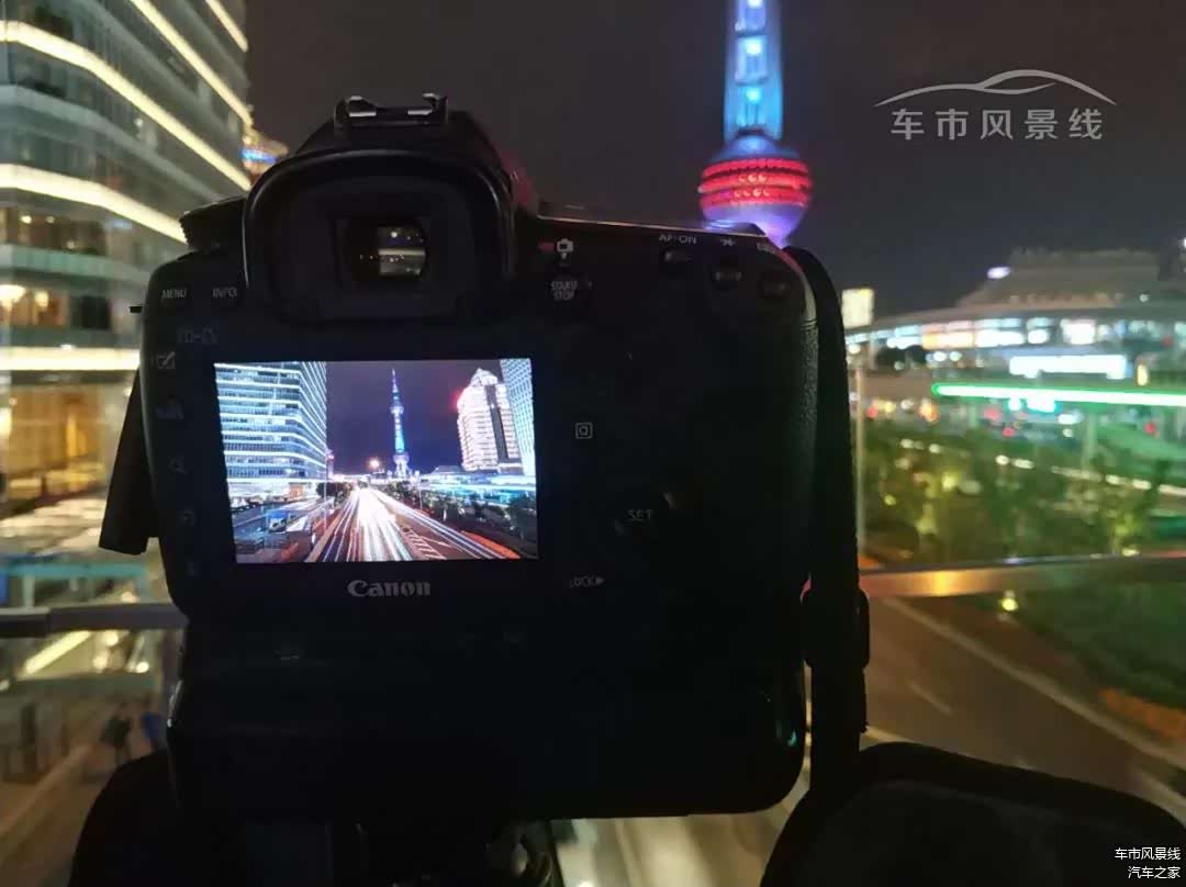 选择拍摄角度，固定好机位，通过长曝光拍摄车流光效照片