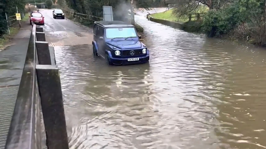 涉水挑战奔驰大g挑战涉水路刚入水就开始剧烈抖动能行吗
