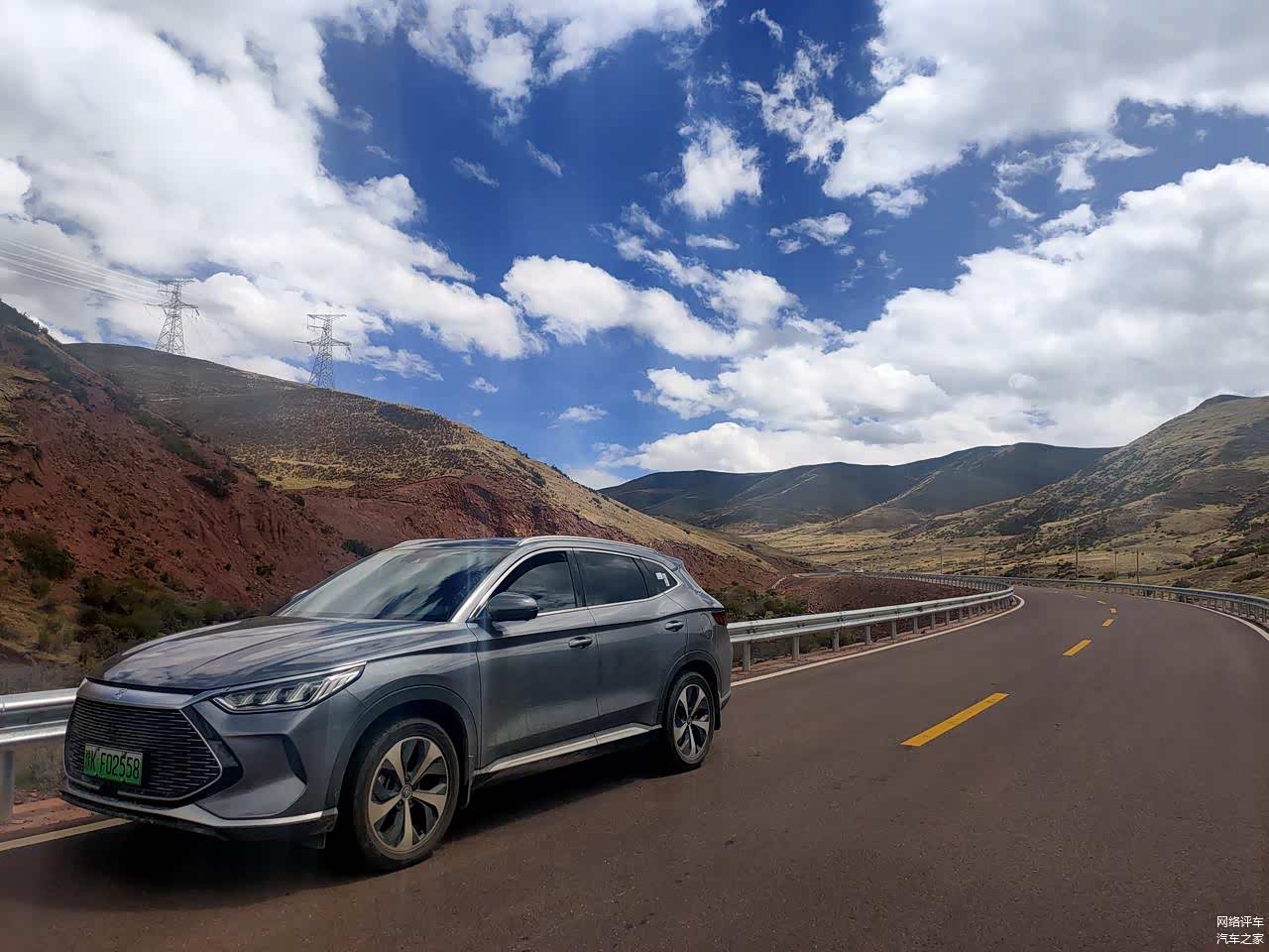 行驶在318国道上，蓝天白云