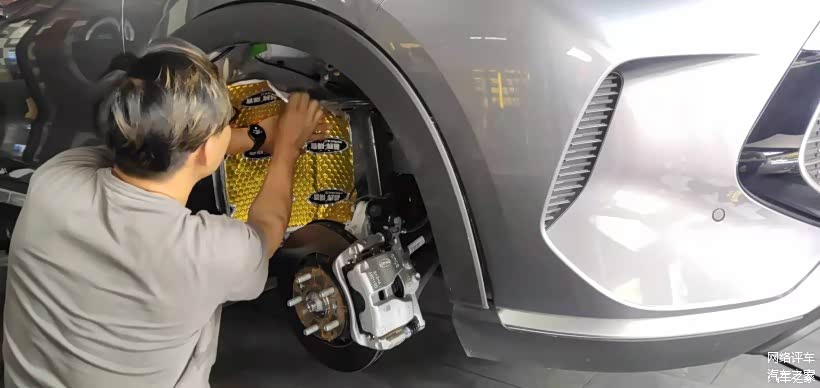 轮拱贴上止震板和隔音棉，轮上的支撑架也要贴