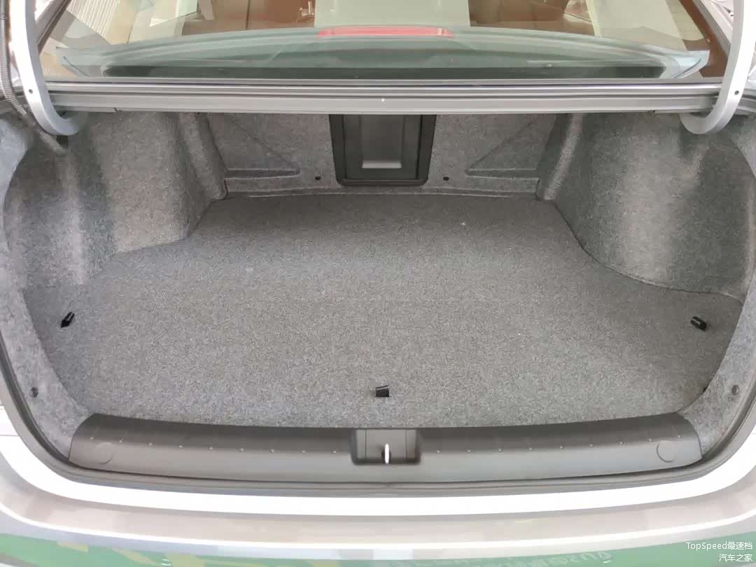 混动版凌派后备厢