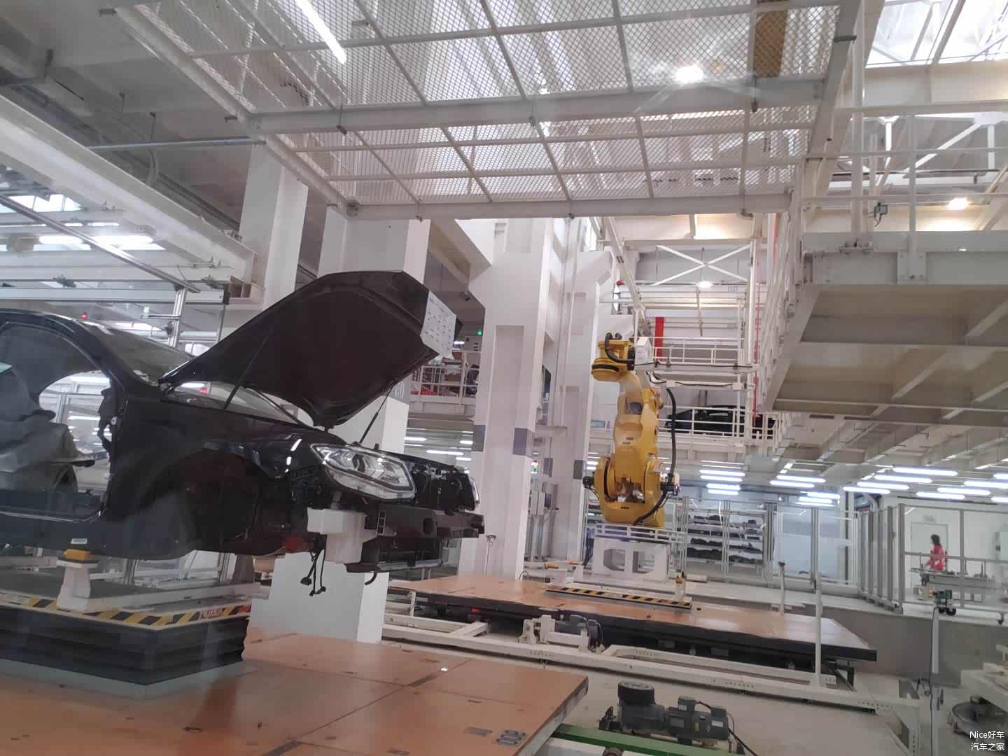 远处的大型机械臂就是“大黄鸭”