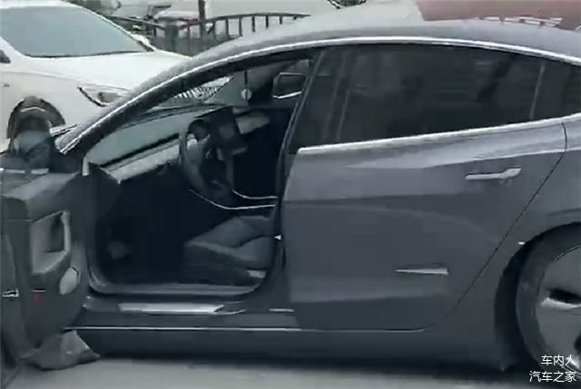 又有特斯拉撞了，这次是Model 3，车头部分撞毁，安全气囊没出来_车家号_发现车生活_汽车之家