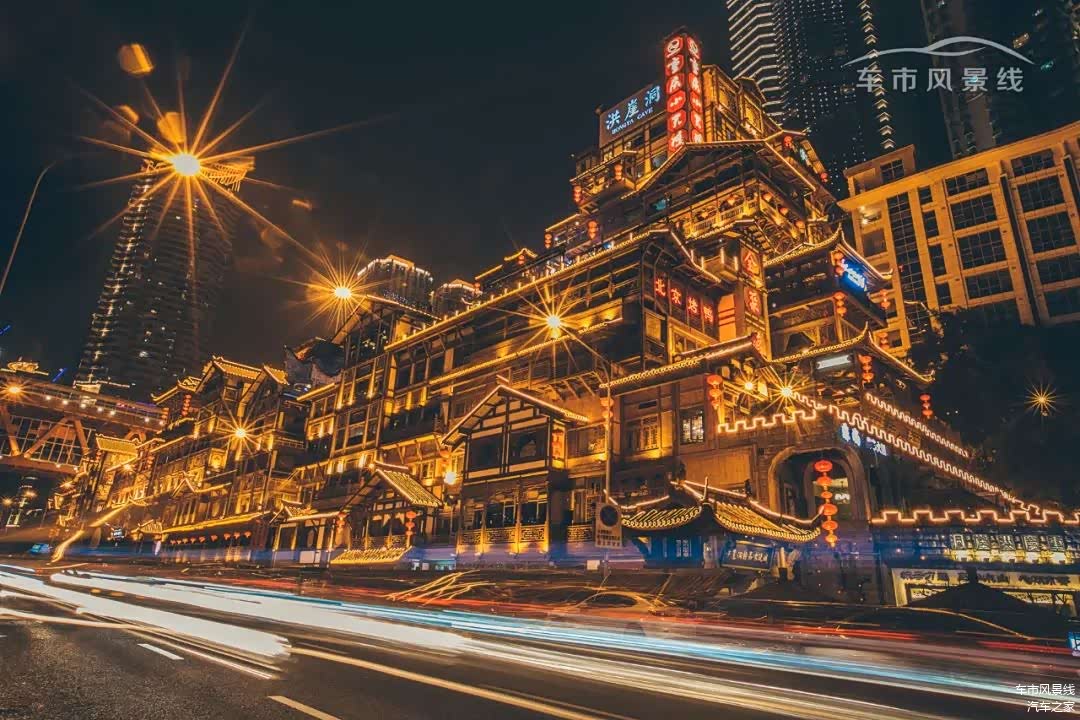 重庆洪崖洞非常适合拍摄车流光轨