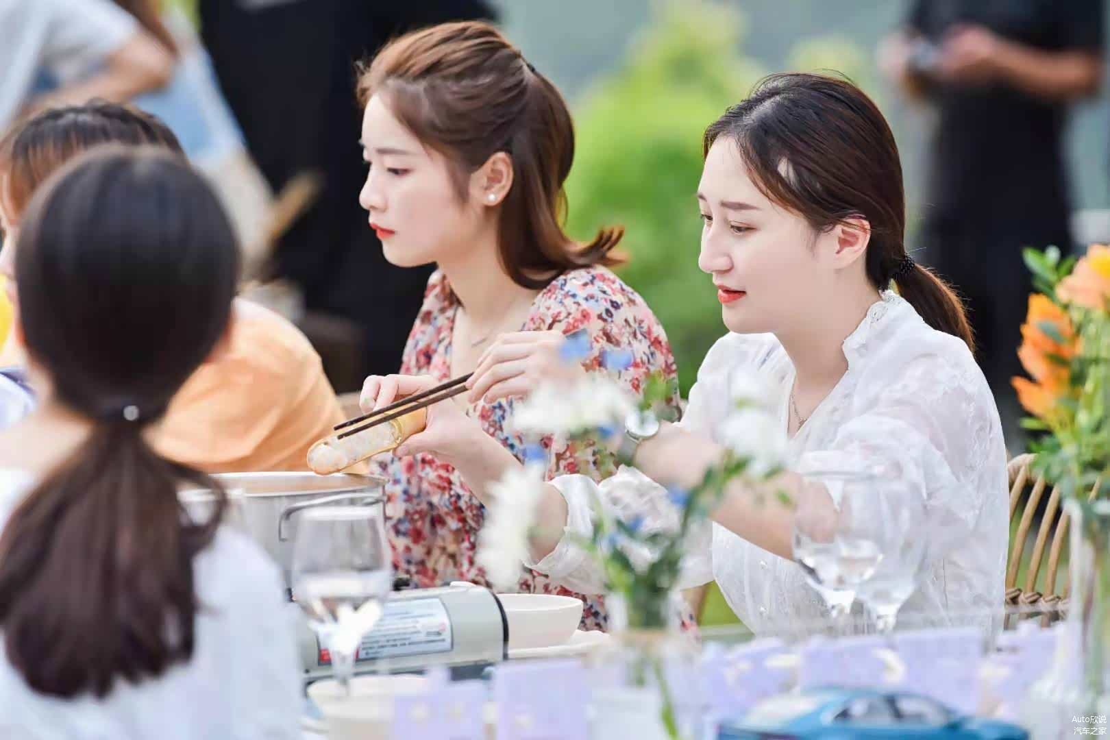 右一是蔡蔡，右二是何菇凉