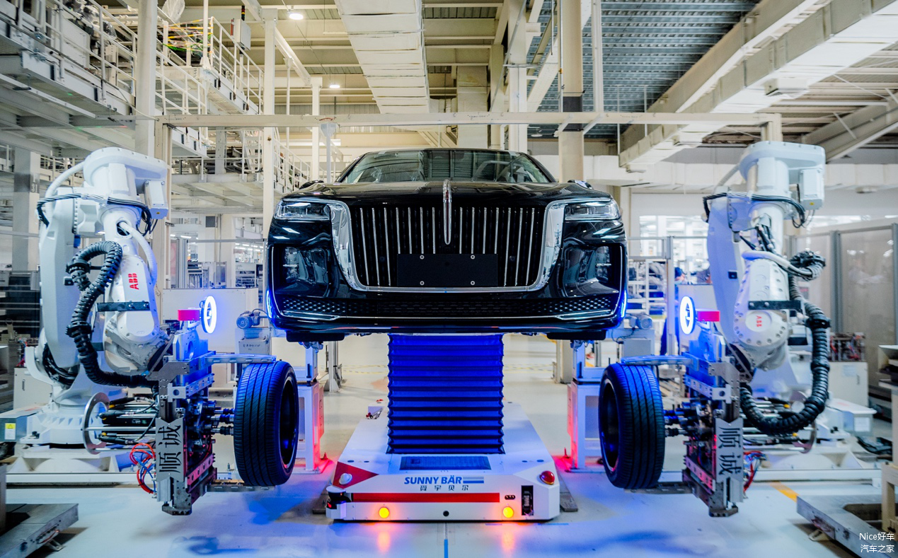 机械臂和无人小车构成了红旗的生产线