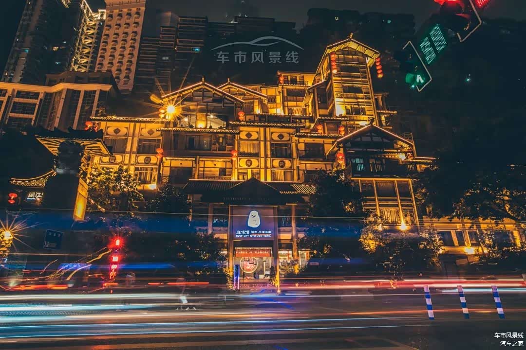 出色的背景加上车流光轨营造出梦话版的观感