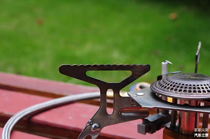 不锈钢锅架，很厚实，承重有保障。锯齿状设计也能保证上面的锅体放置更稳固……