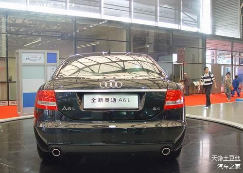 尾箱宽大的镀铬条