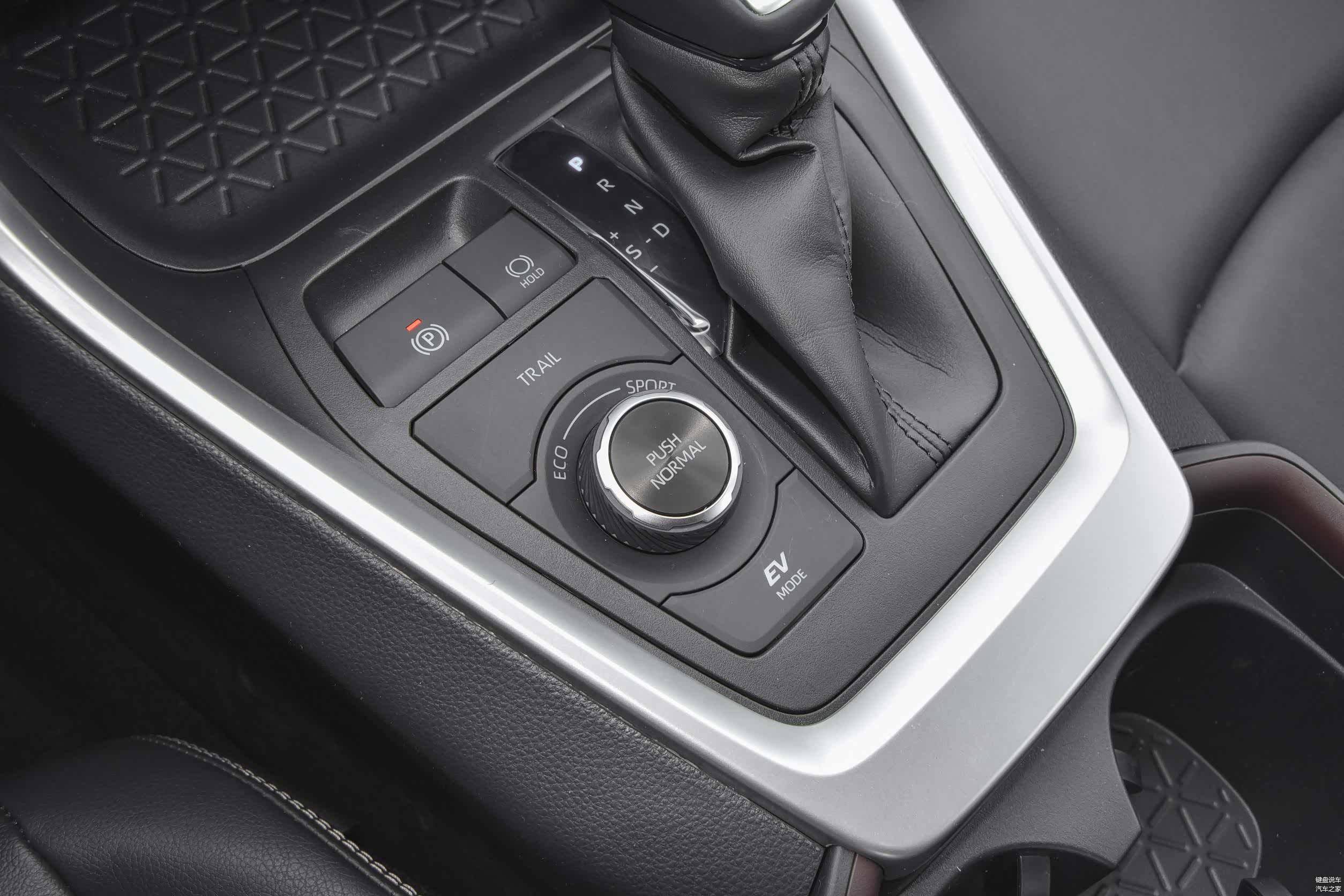 TRAIL模式 一键即可脱困的模式。通过AIM统合控制，可以抑制车轮 打滑，帮助车辆脱困。