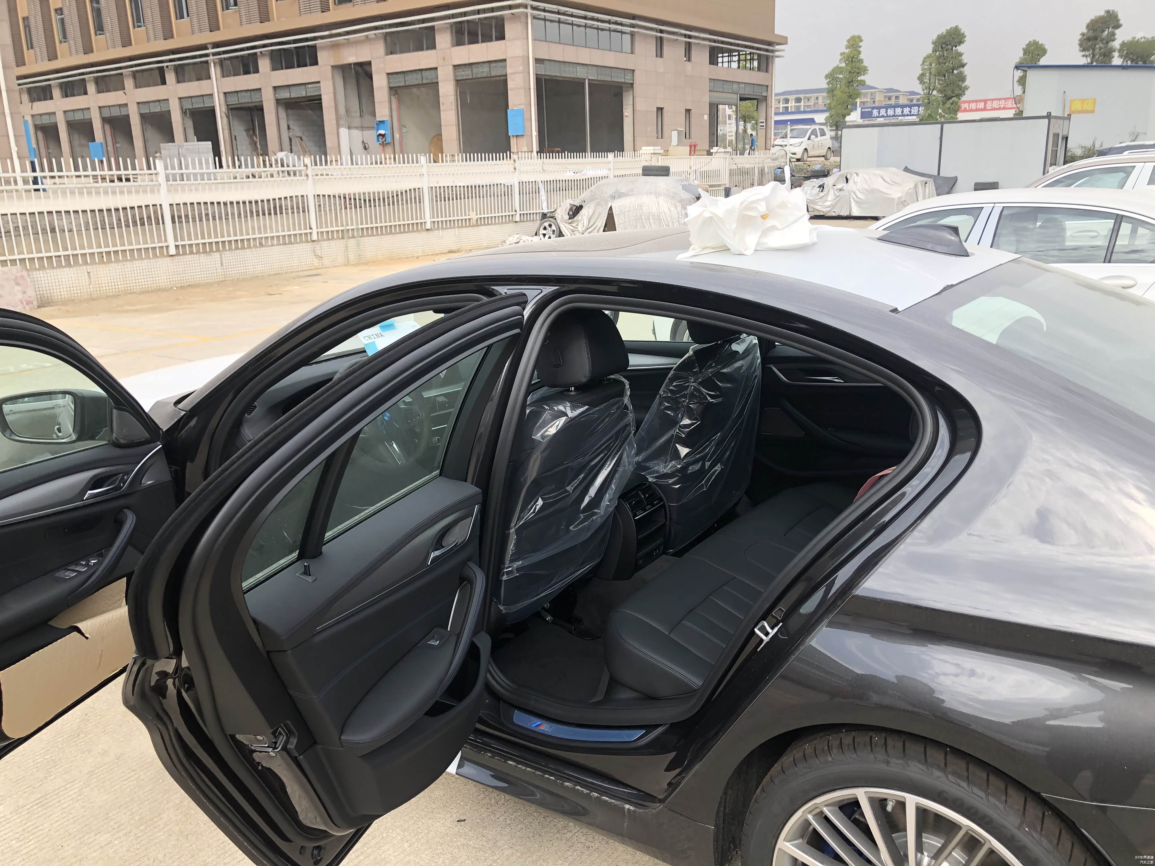 开门散味，拆除内饰保护，黑色蓝色缝线内饰，精致而又内涵。