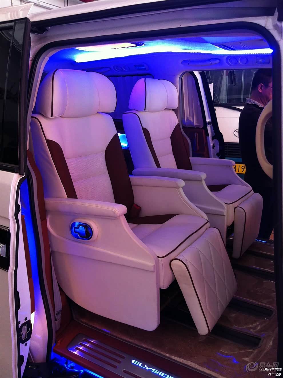 艾力绅七座带顶灯版，双拼色；