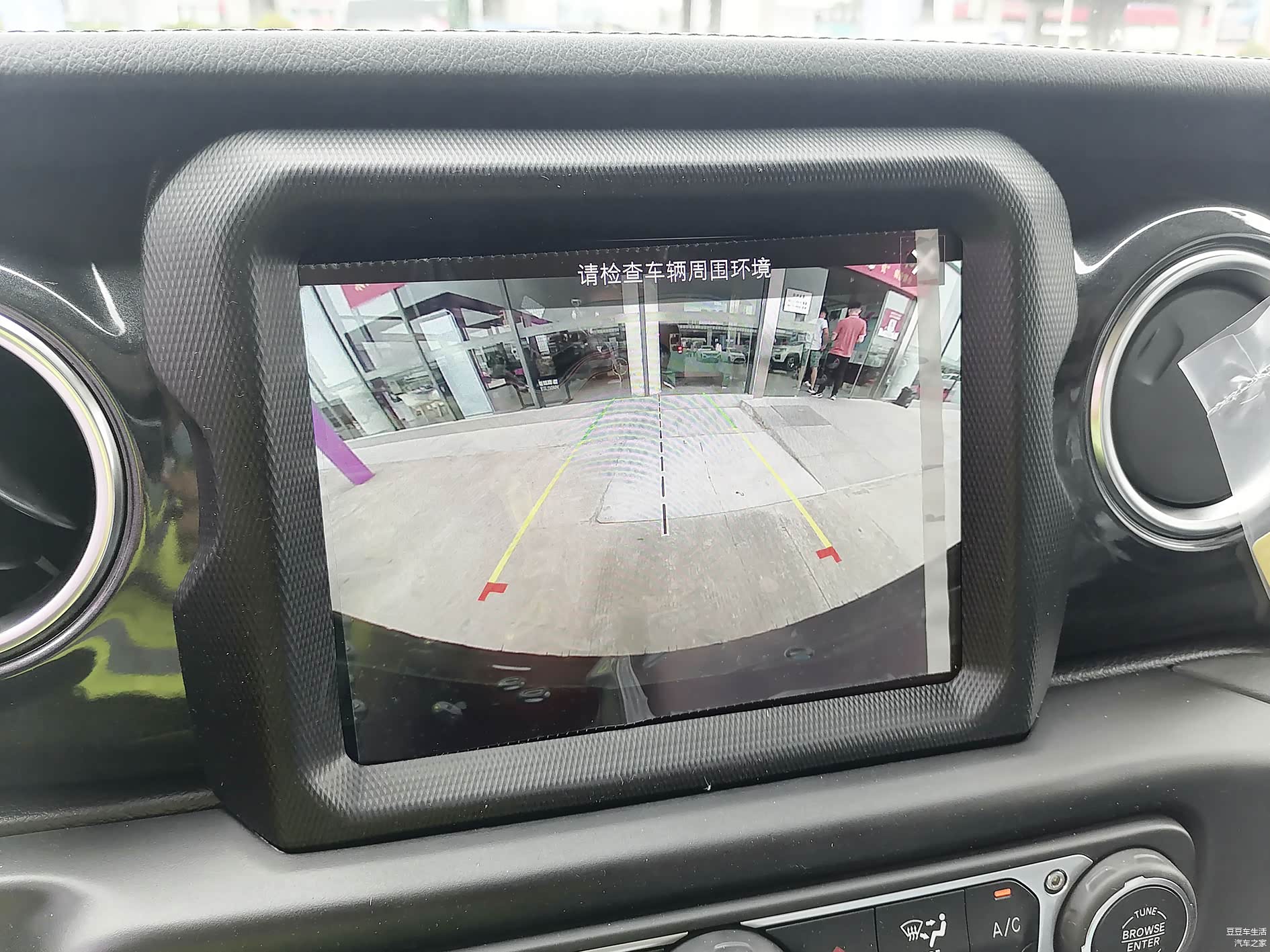 后倒车影像很清晰，带有倒车的辅助线。