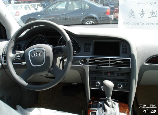 05款奥迪A6L的真皮多功能方向盘，中控的大屏多媒体