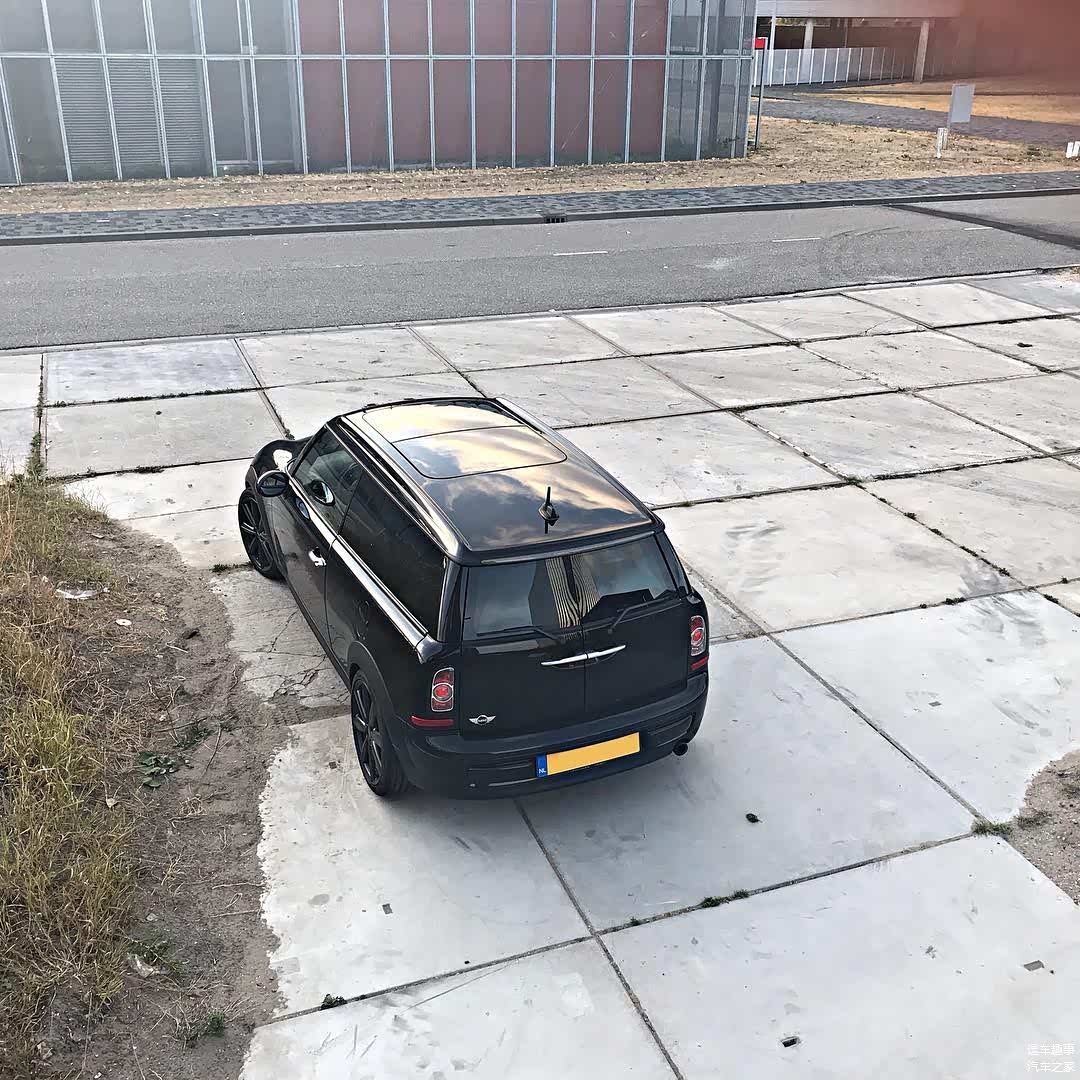 “在车顶和她一起唱着歌”