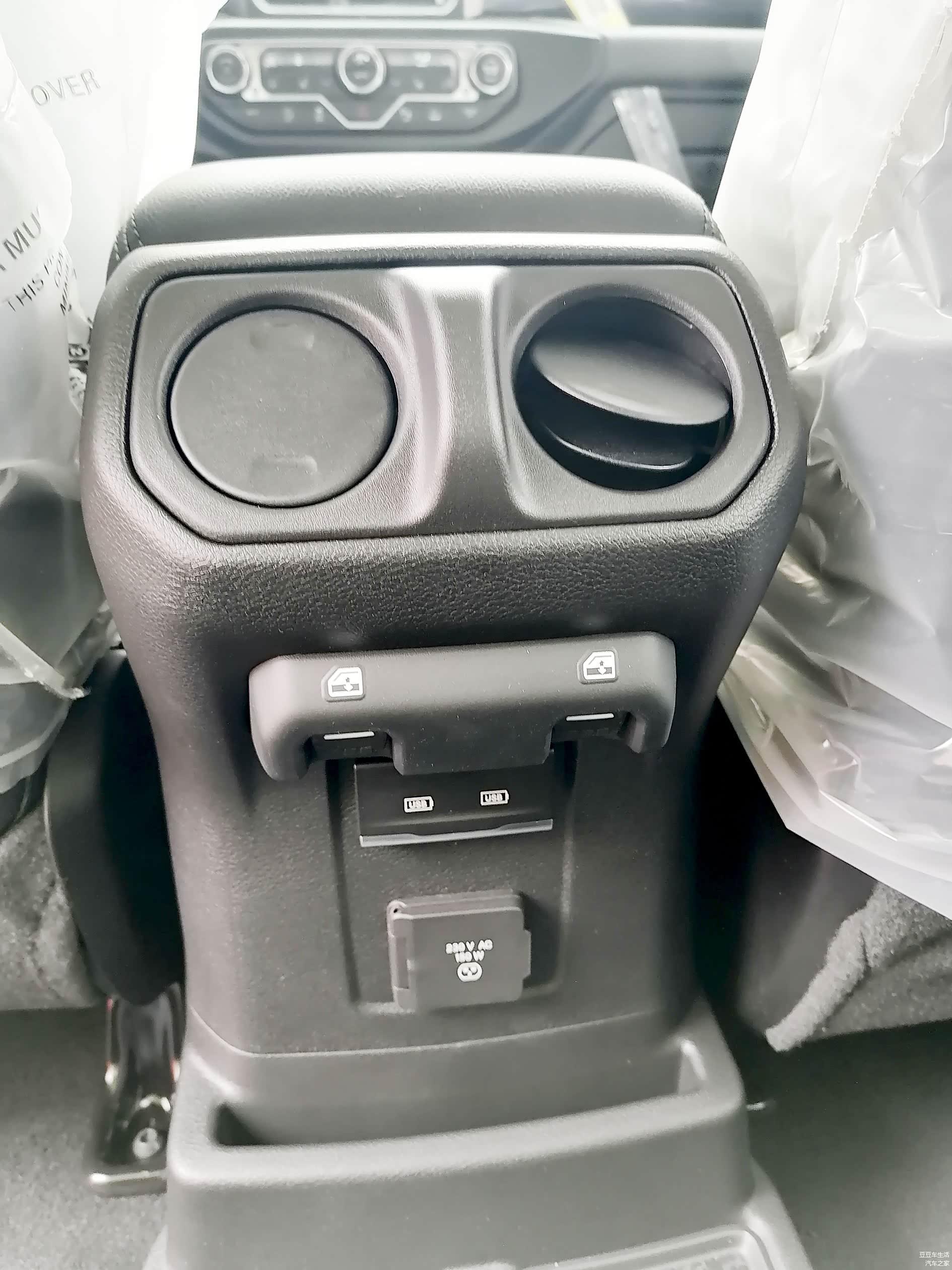 位于车内后排扶手箱上的电源和玻璃控制按键