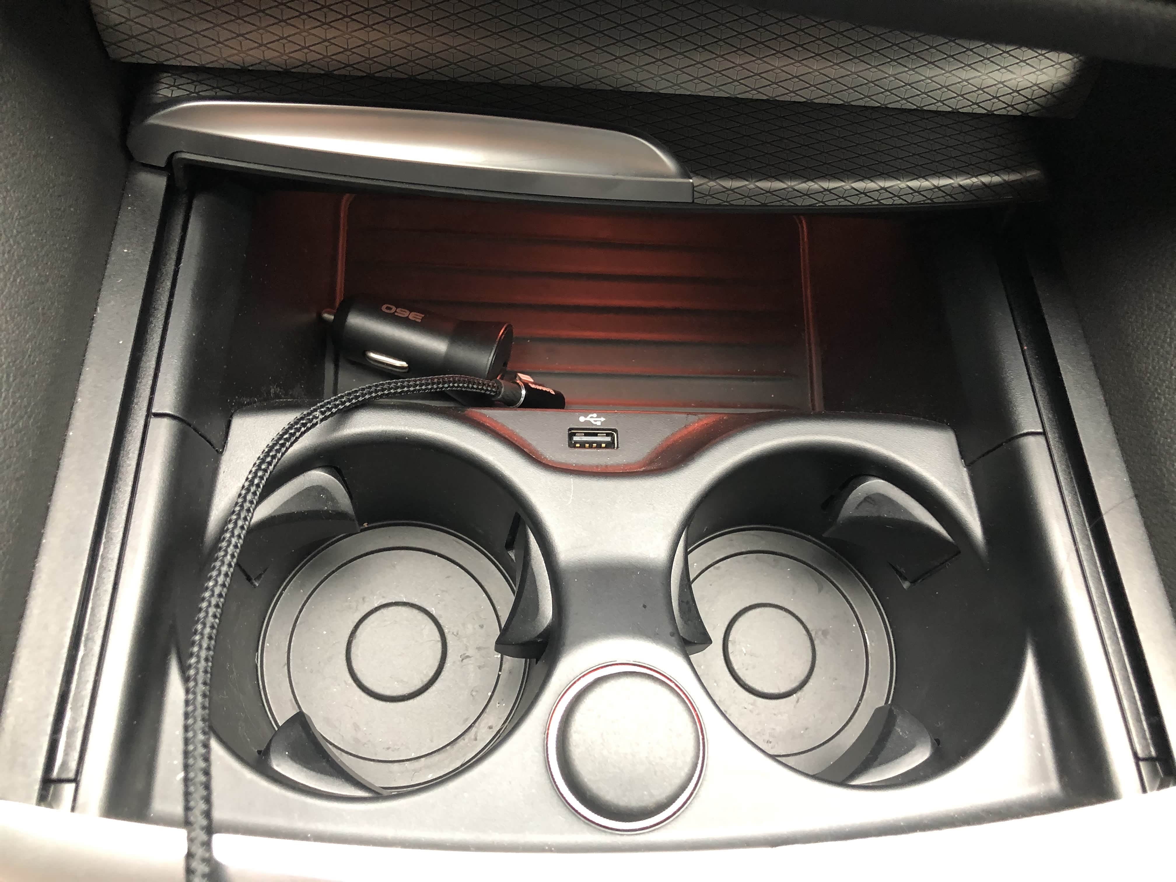 普通版不带无线充电，杯座前提供USB充电口一枚，手套箱及后排另有3个type-C快充接口。