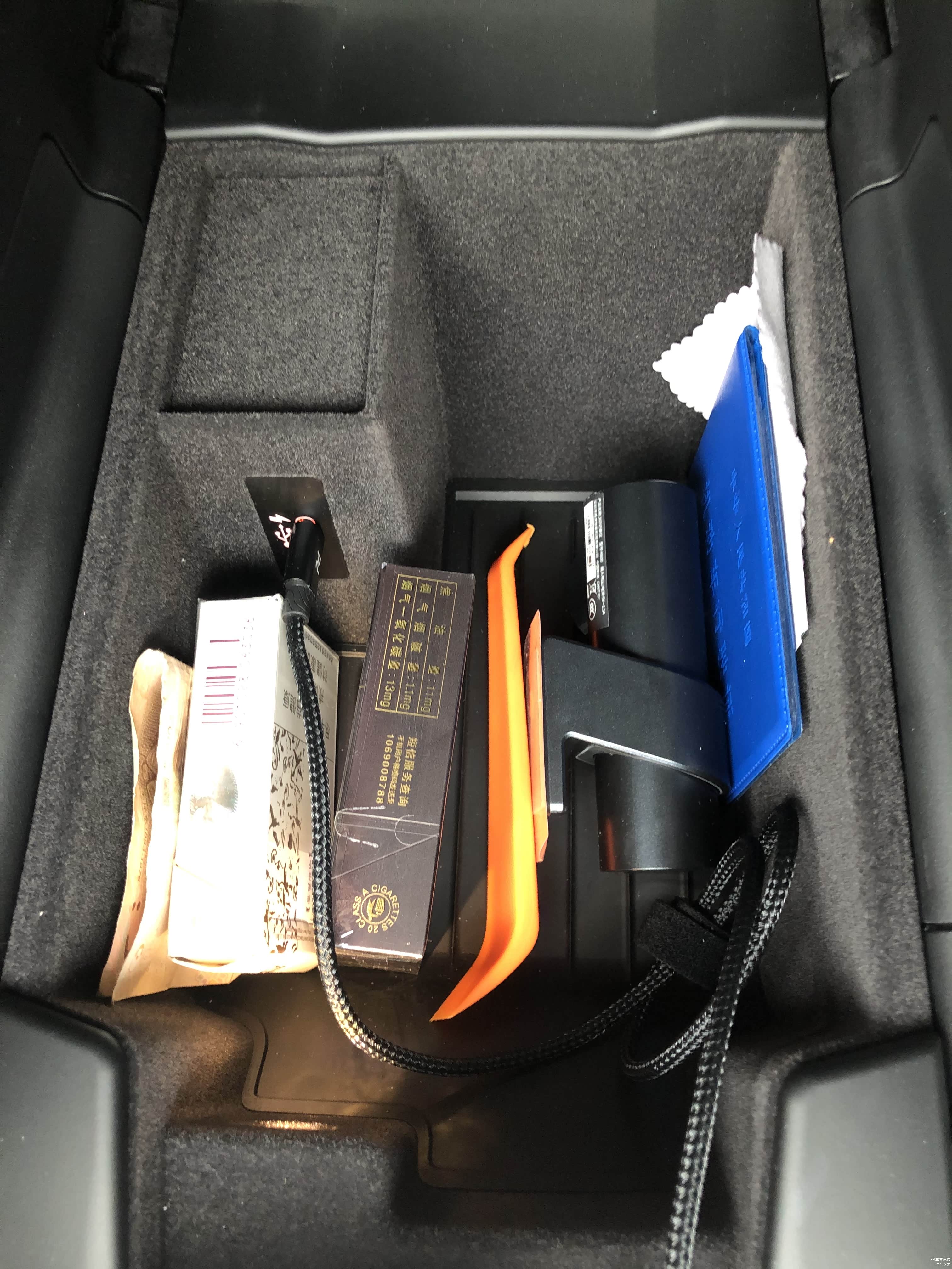 手套箱深度有限，高度仅为一包烟的高度，储物空间实在令人捉急。