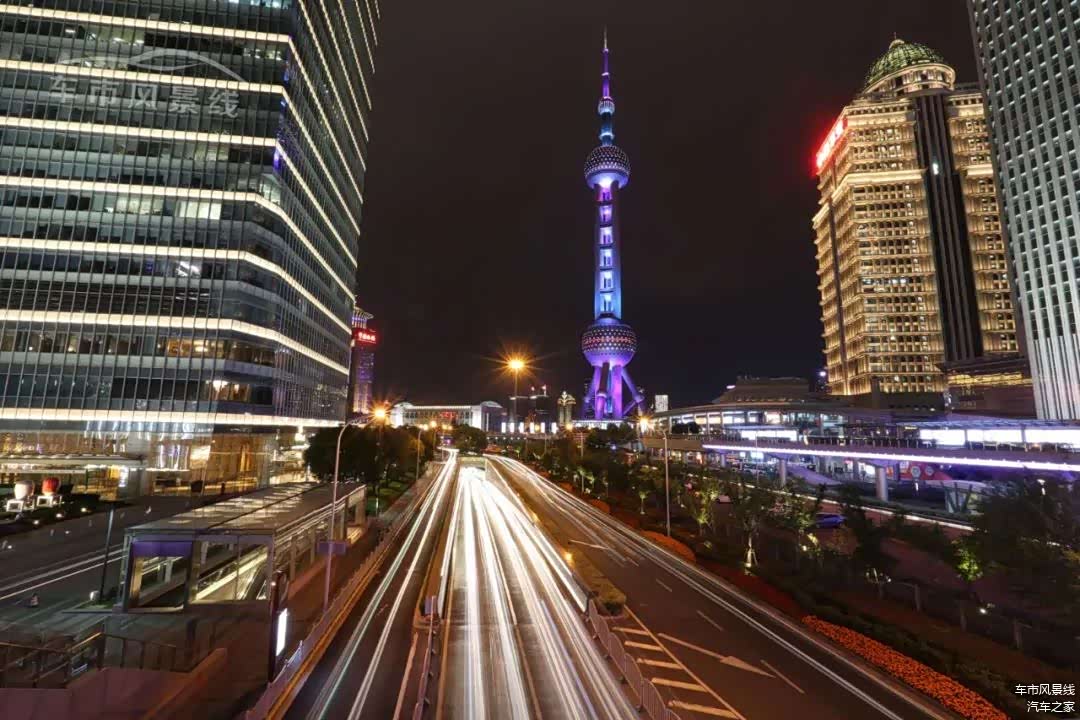 晚上20:00的陆家嘴，还是能够拍出车流光轨的效果