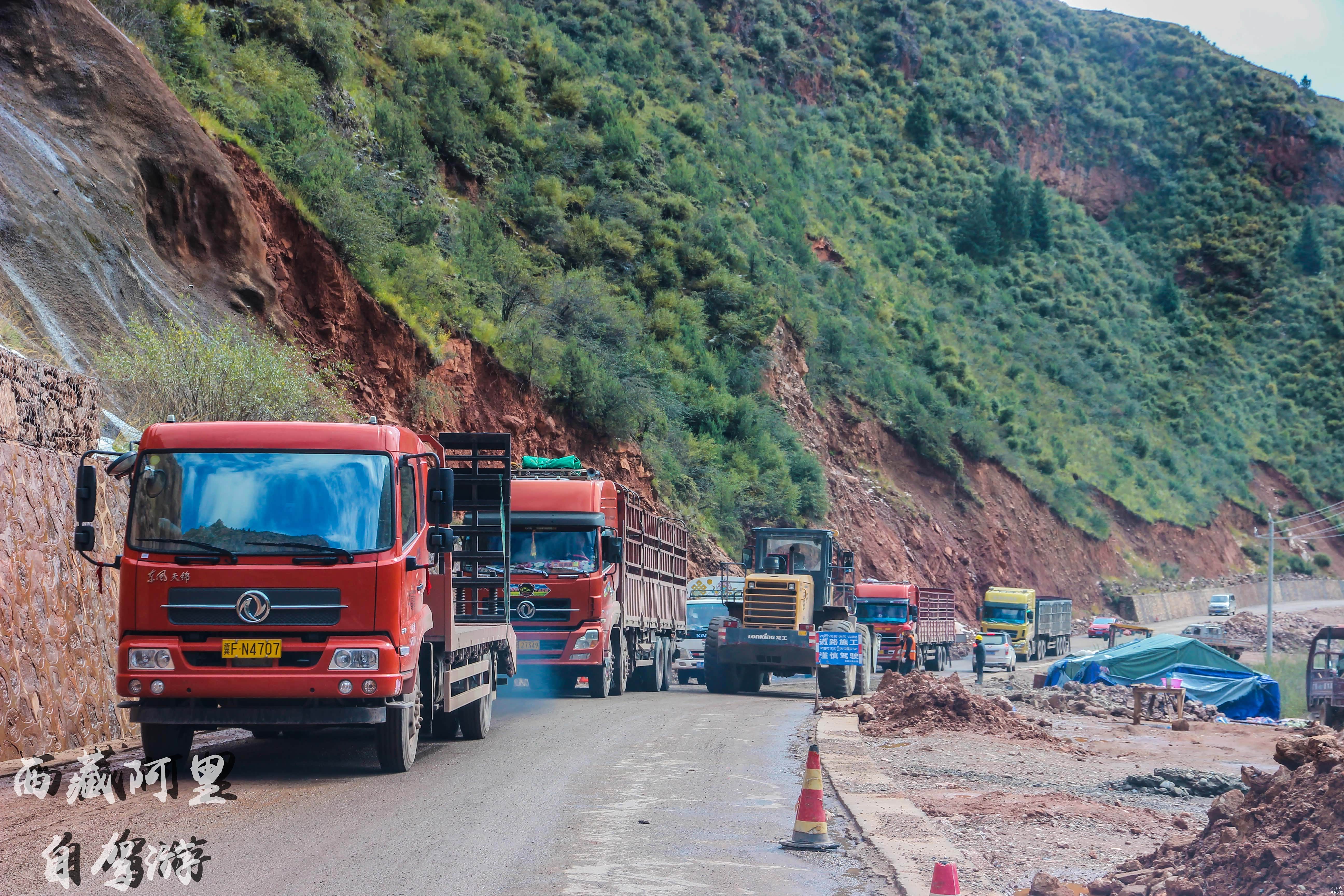 公路维护人员在不时的对病害路段进行抢修