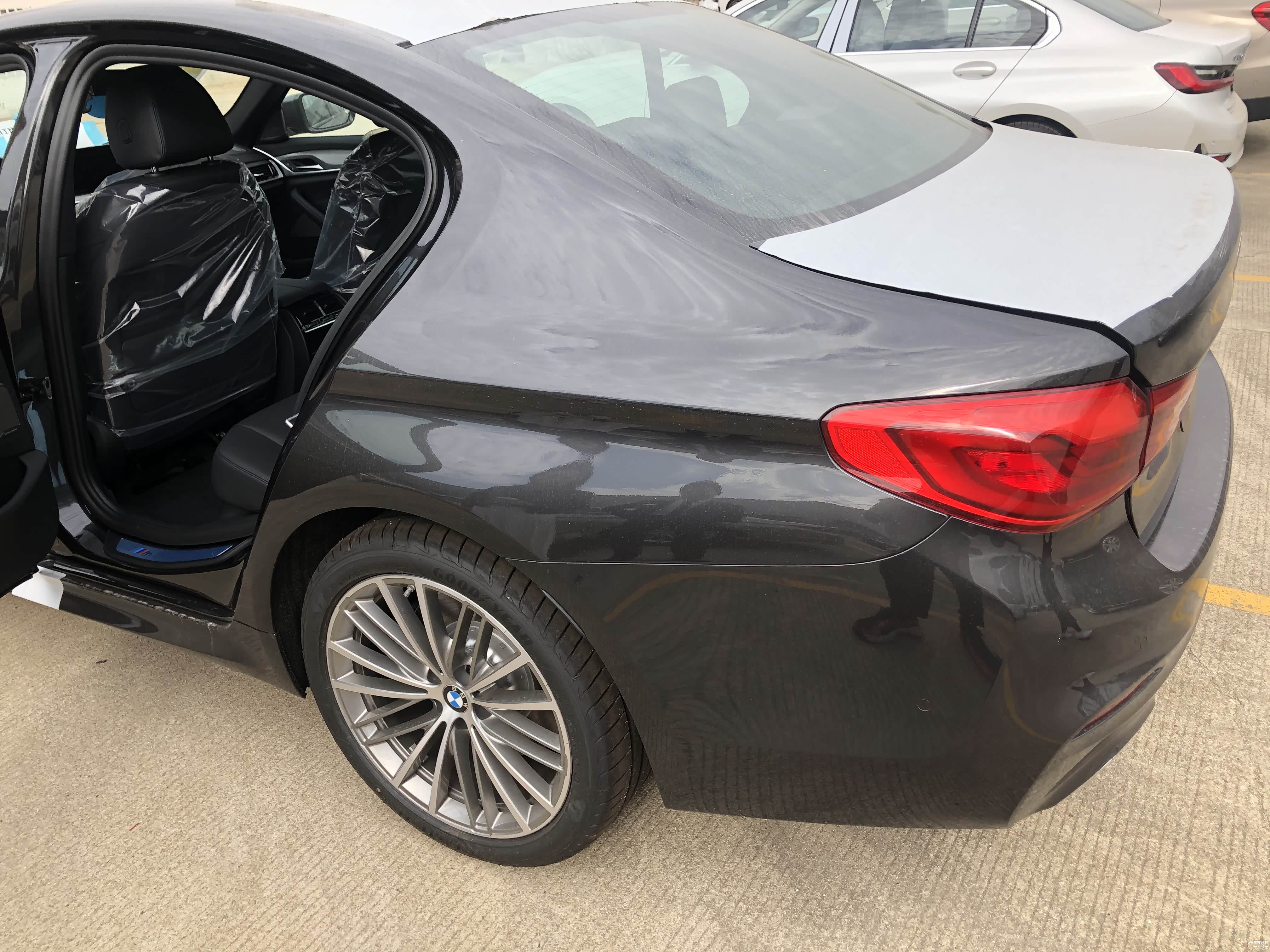 自然光下的神秘灰车漆，基本还原自然车色。