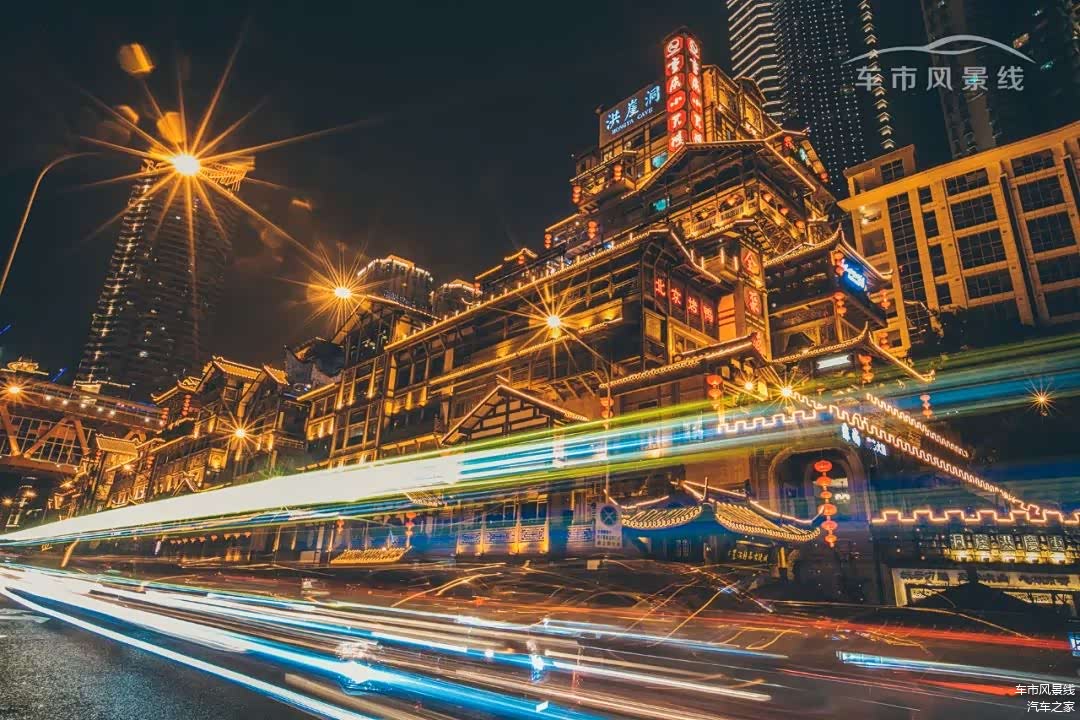 贴近被摄的车流，光影效果更具冲击力