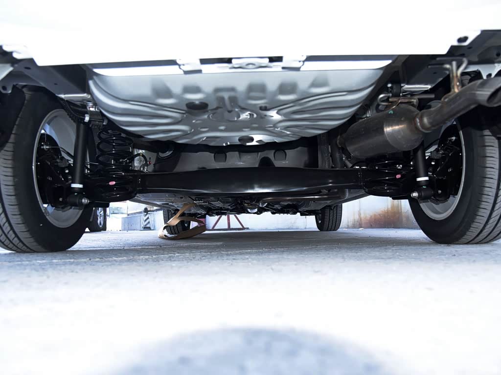 后桥采用扭力梁式非独立悬架